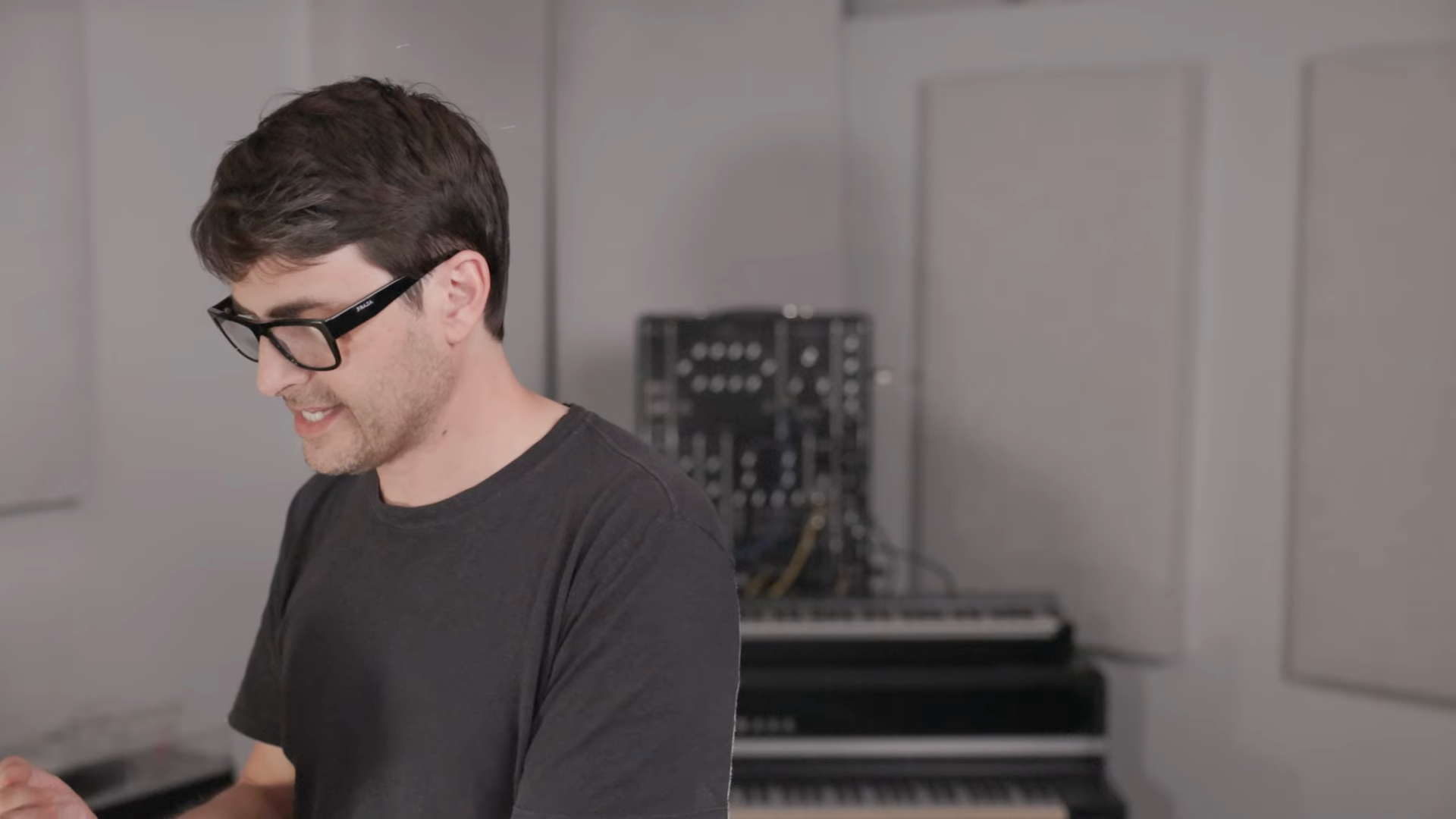 Es klingt definitiv nach einer Art Step-Sequencer, der etwas Mathematisches macht.