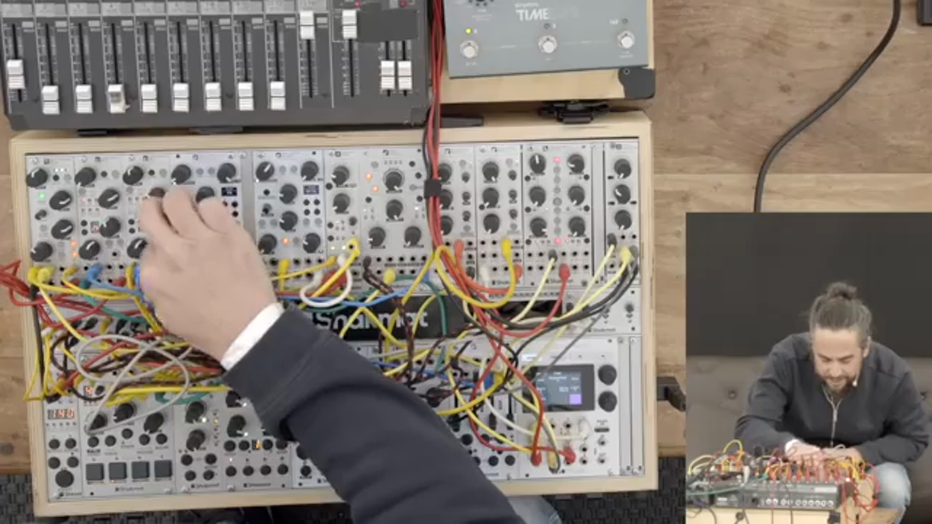 Ein Modul ist dem Kick gewidmet, eines den Hi-Hats, aber sie können viele verschiedene Klänge erzeugen.