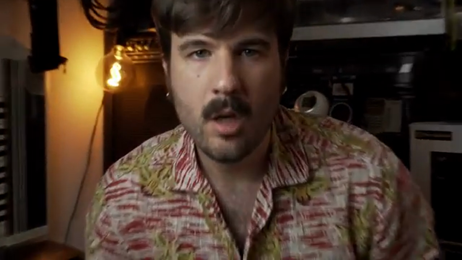 Der Marktplatz ertrinkt in diesen billigen Orgeln und elektrischen Keyboards.