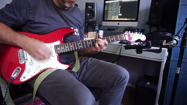 Du kannst den Flansch fast wie eine Plattennadel mit deinem Fuß drücken.