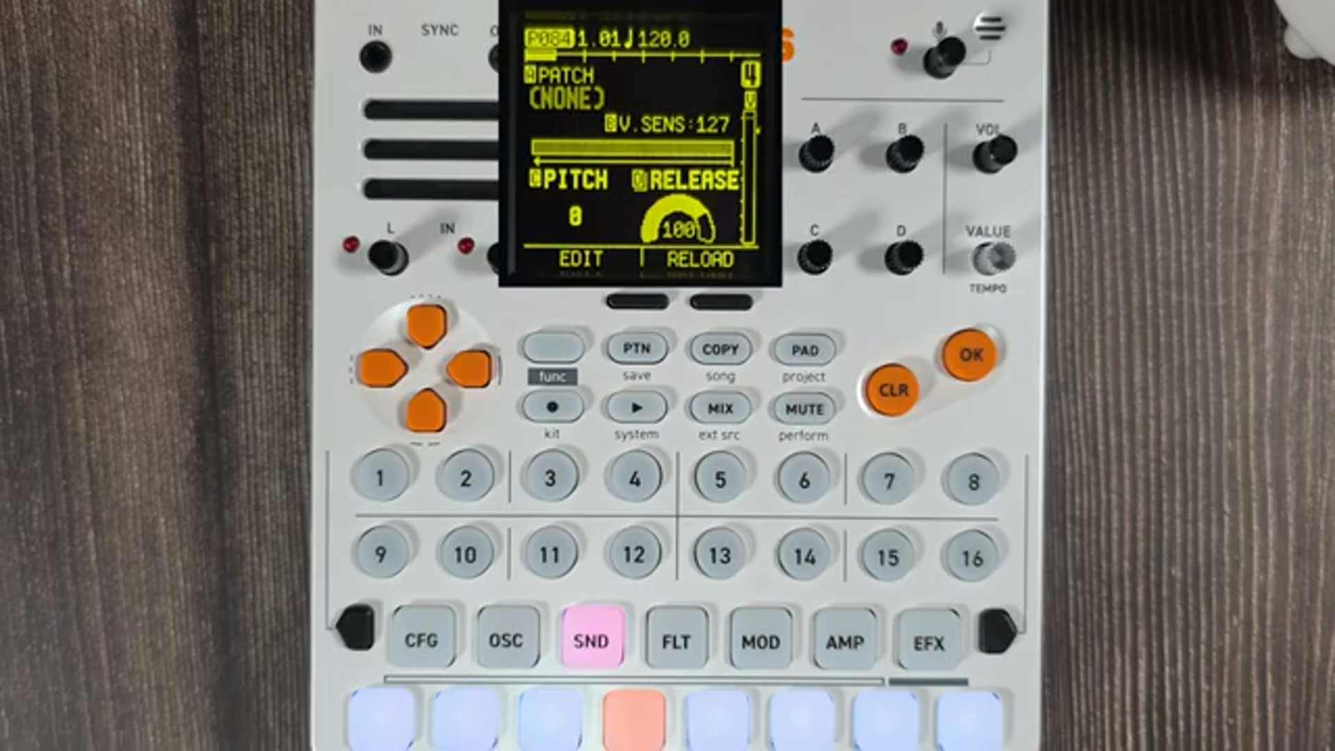Du hast die Konfigurationsseite, es nutzt Oszillatoren, dann geht es in den Sound, dann durchläuft es einen Filter, einen…
