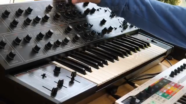 Dieser hier hat mich etwa 600 Pfund gekostet. Er wurde zusammen mit einem anderen Synth verpackt.