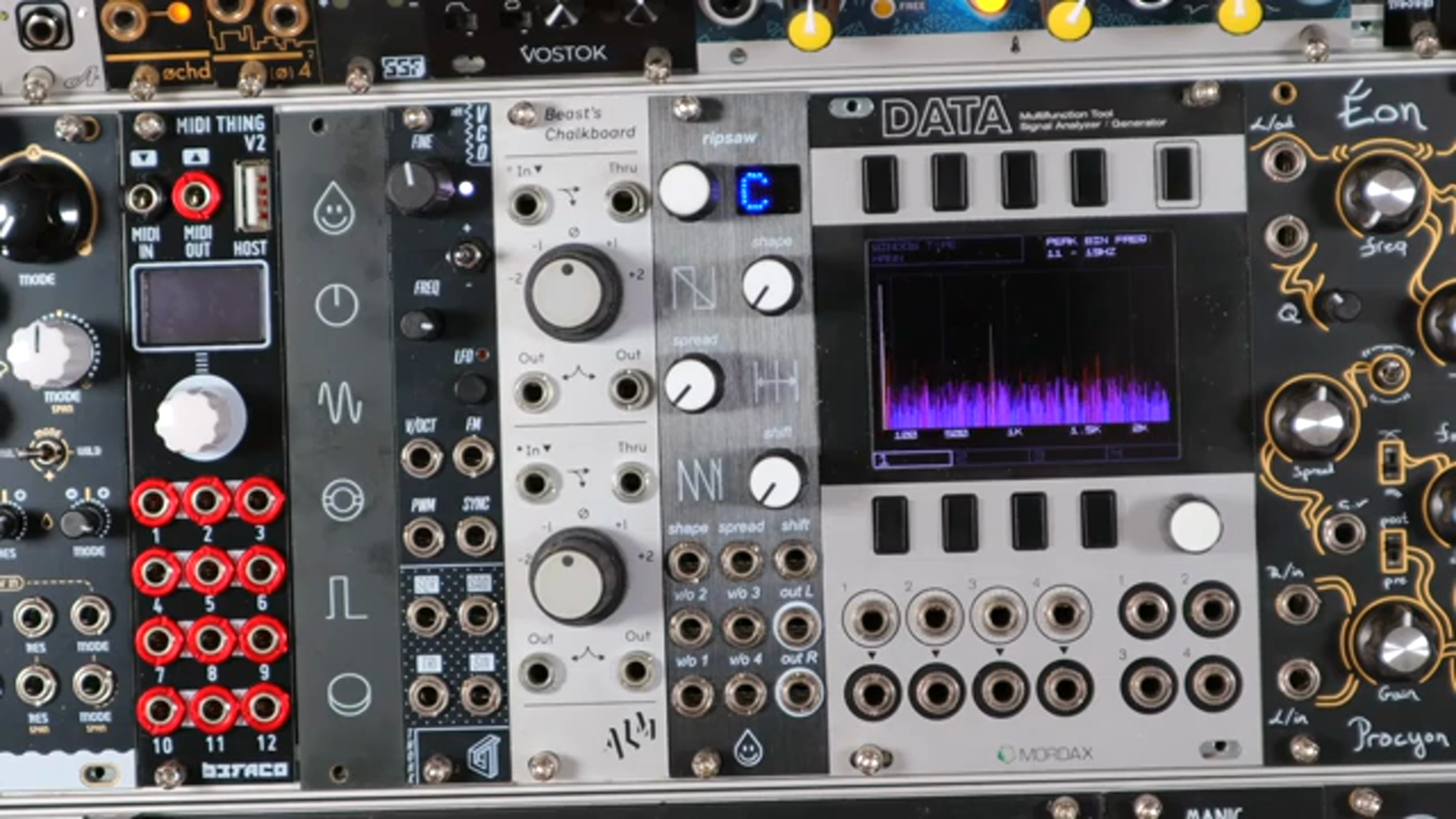 Es hat Detune-Kontrollen, ein neues für das Ripsaw ist eine Vier-Stimmen- und eine neue Shift-Effekt, der Hard Sync-Sounds gibt.
