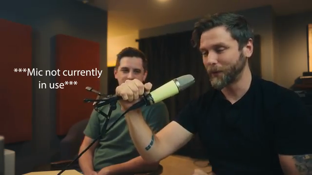 Sie nimmt gerade ihre rechte Schulter auf. Ja. Oh Boy.