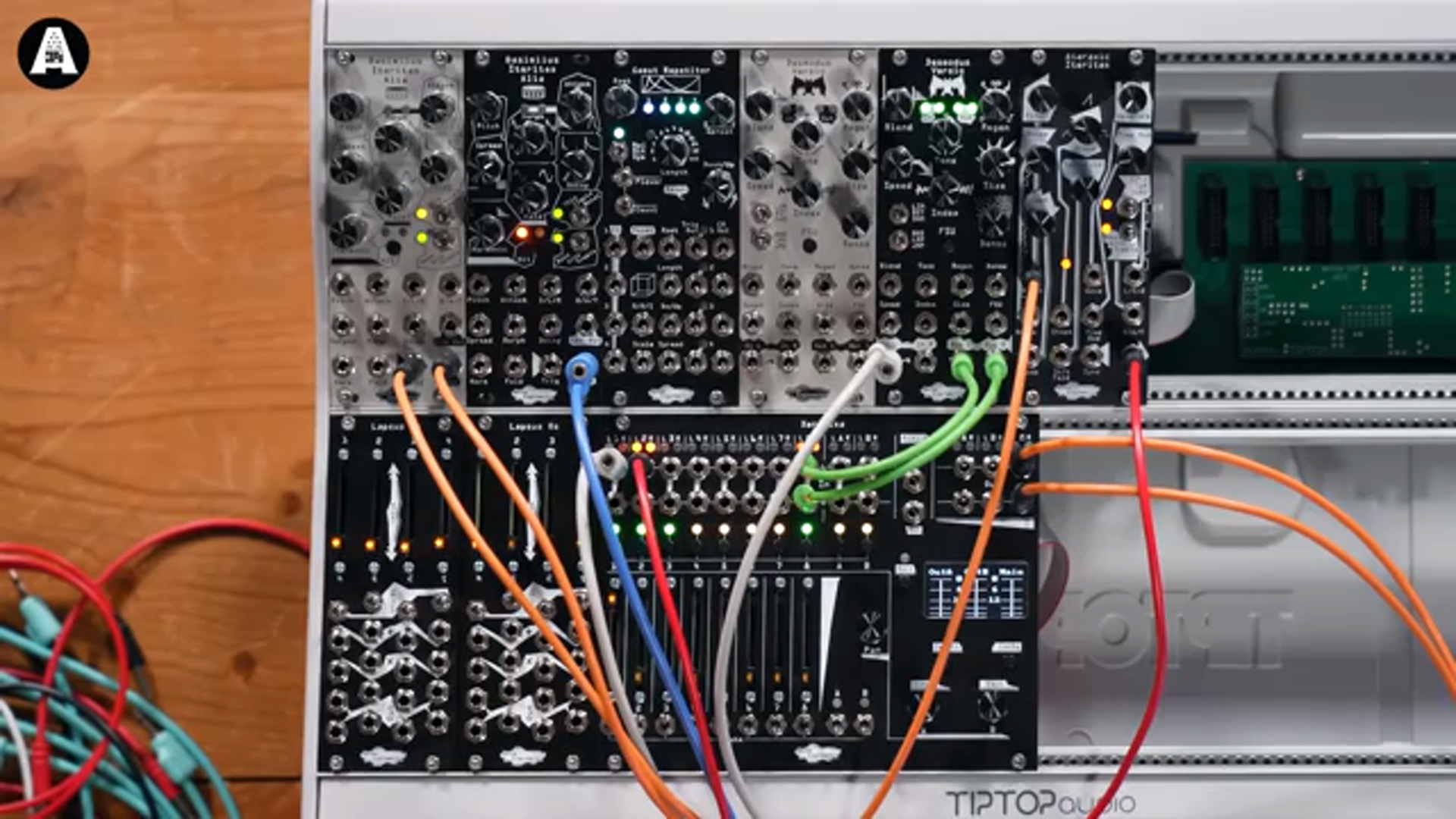 Diese wundervolle Auswahl an Schwarz und Silber vor Ihnen ist die Noise Engineering-Reihe.