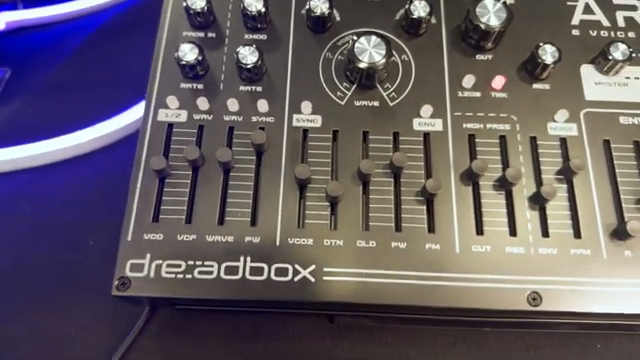 Das ist ein sechsstimmiger Analogsynthesizer mit vier Effekttypen.