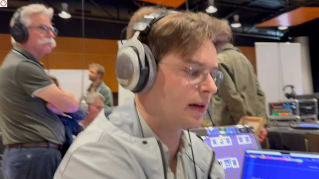 Wie ein kleiner Streichelstoß, der den Klang auslöst und die Dynamik ist immer noch riesig.