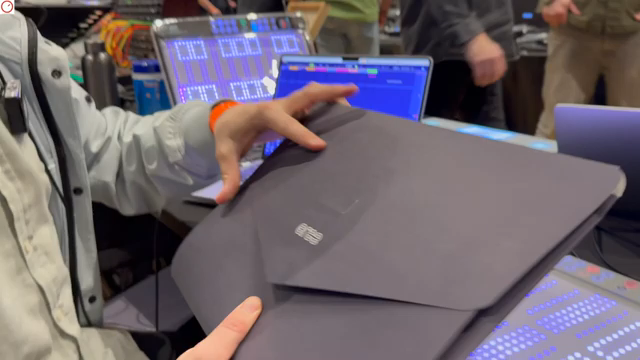 Und dann kommt es mit einem kleinen Schlüssel hier, einfach vier Schrauben lösen, den Deckel hier abnehmen und ersetzen.