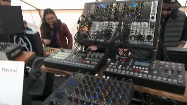 Alles, was MIDI 1.0 hat, kann auch die eingehenden Noten durch Oktaven oder Halbtöne transponieren.