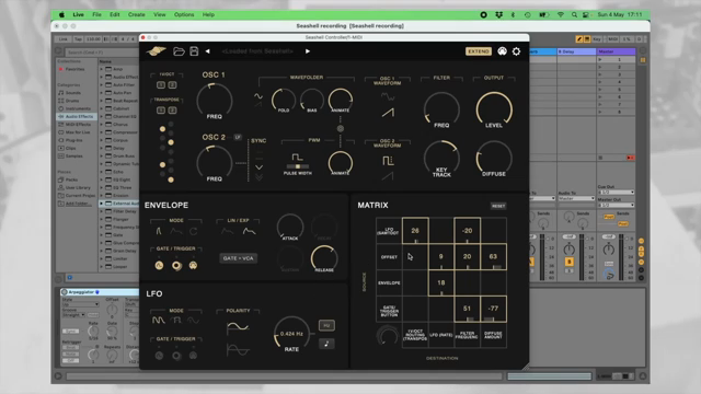 Wir haben ein erweitertes Set von Steuerungen und das besitzt eine ganze Modulationsmatrix und einen LFO, die Seashell erheblich erweitern.