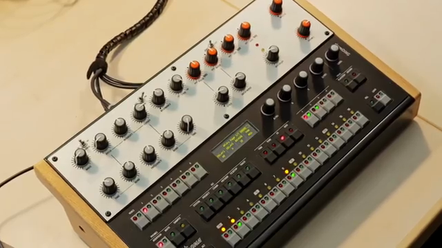 Es gibt ein neues Gerät und zwar eigentlich eine Drum Machine von Vermona und die heißt 'Das Drum Ding'.