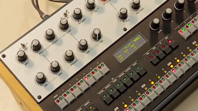 Das ist ziemlich simple, die gelbe LED zeigt an, welche Steps vorhanden sind und welche gespielt sind.