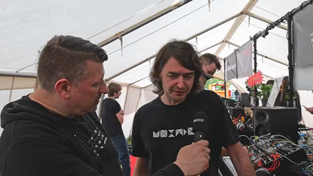 ...alles quasi dem Musiker bereitgestellt wird, was er braucht, um auf der Bühne dann zu performen.