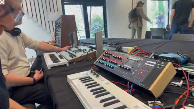 Ja, danke. Sehr gut, also eine Mischung aus Samples und virtuellem Analog.