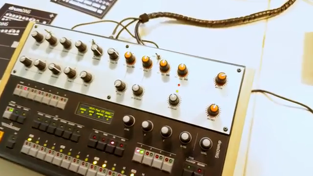 Der DrumThing ist eine Kombination aus einer analogen Synthesizer-Stimme, optimiert für die Kreation moderner Drum-Sounds, und einem…