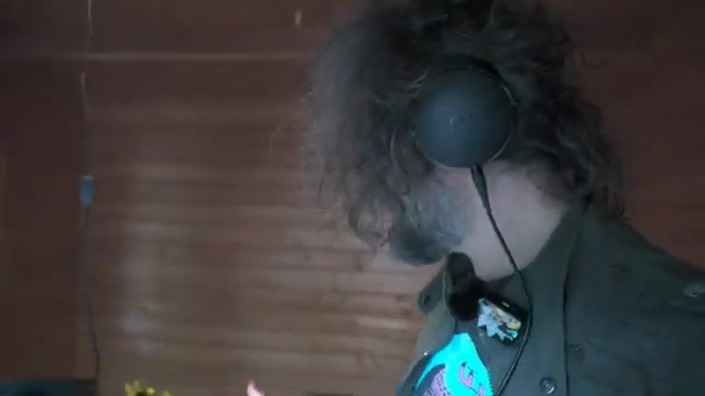 Es ist, als wären wir in einem Flughafen und ein Flugzeug fährt die Motoren hoch.