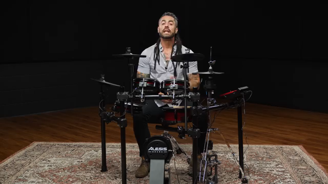 Der Nitro Ultimate punktet mit einem authentischen Hi-Hat-Stand.