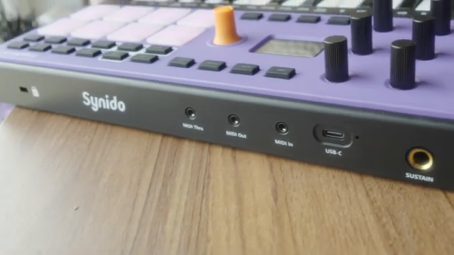 Es ist ein funktionsreiches Mini-MIDI-Keyboard, das ihr alle wisst, ich liebe.