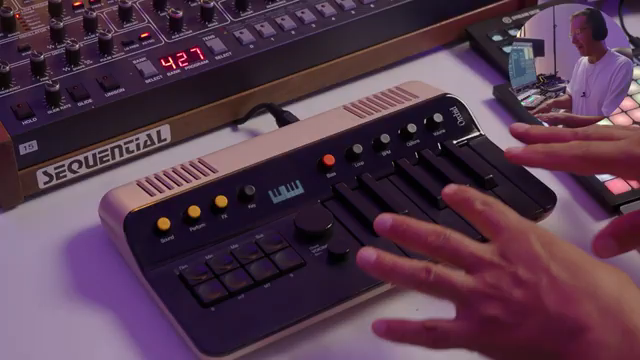 Ich liebe es, ihn auf diese Weise in einer Hardware zu haben, wo du Noten drückst und alles ganz einfach ist.