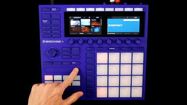 Zu meiner Überraschung sind die zwei Farbdisplays nicht berührungsempfindlich, sodass der Haupt-Drehgeber, der als Cursor-Tasten dient…