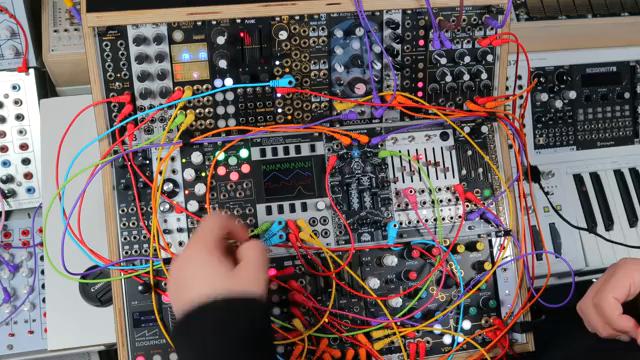 Lass einen Envelope in die Tonhöhe des zweiten Oszillators kommen, was ihm diesen trommelartigen Lasersound gibt.