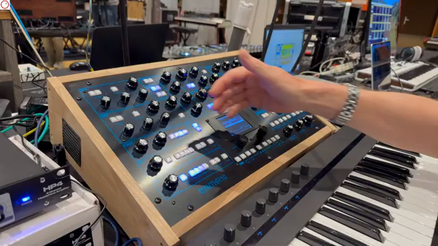 Wir haben einen globalen LFO, einen LFO, der auf der Tonhöhe der VCOs liegt.