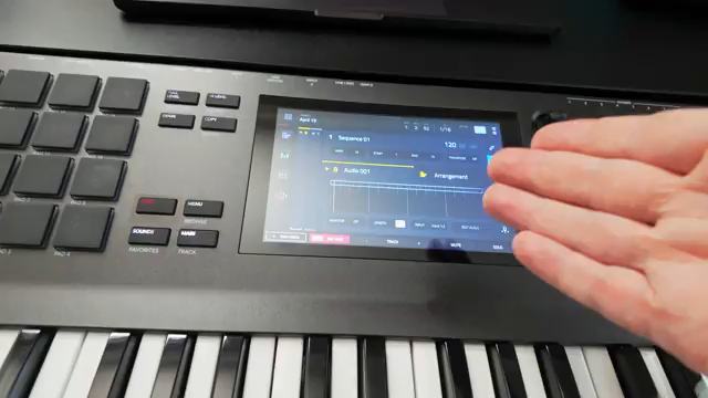 Es ist eine schöne Arbeitsweise, denn es ist eine dieser Sachen, bei denen man den Klang bestimmt und dann dazu verpflichtet.
