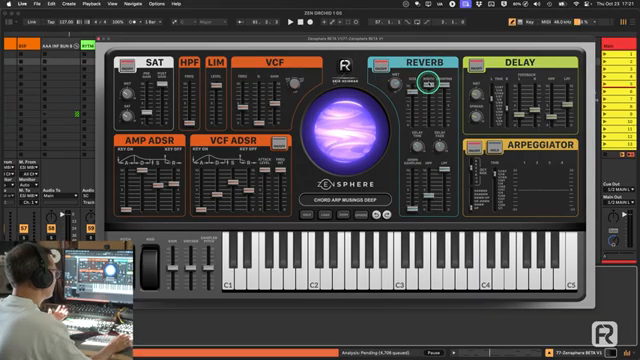 Es ist so abgestimmt, dass es noch immer Räumlichkeit und Breite und Größe hinzufügt, ohne allem im Weg zu stehen.