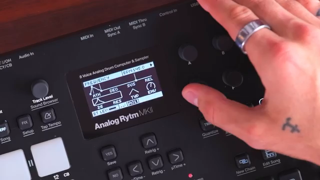 Unten klingt es viel rumbliger. Es ist nicht ganz ein Rumble, aber es fügt dem Kick dort unten definitiv etwas hinzu.