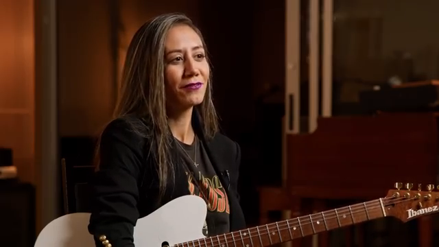 Ich sitze einfach gerne da und fange ein Lied an, ohne zu wissen, wohin es führen wird.