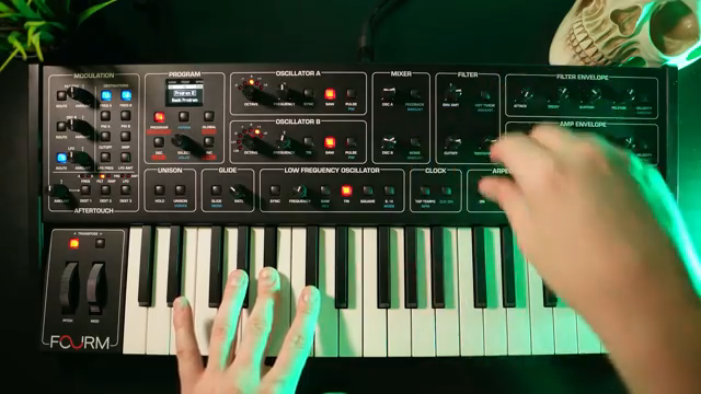 Er bietet einen 100% analogen Signalweg, polyphonen Aftertouch mit Zielen wie Oszillator A und B Frequenz, Filter-Cutoff, Amplitude und…