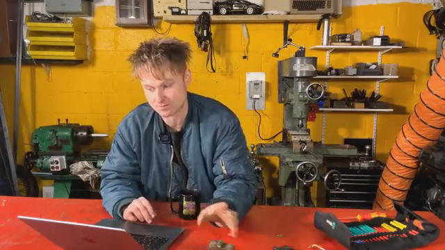 Um einen winzigen Audio-Output zu erhalten, nur ein paar Millivolt, und dieser Pegel fällt bei tiefen Frequenzen erschreckend ab.