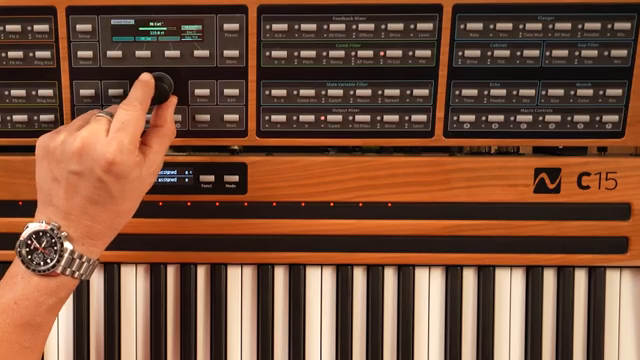 Also haben wir eine weitere Kontrolle im Komplementfilter, der ein Allpassfilter ist. Und dieser verstimmt im Grunde die Obertöne des…