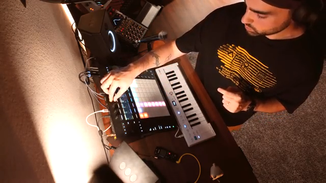 Ich denke, in vielerlei Hinsicht kann Ausrüstung oft deinen Sound beeinflussen.