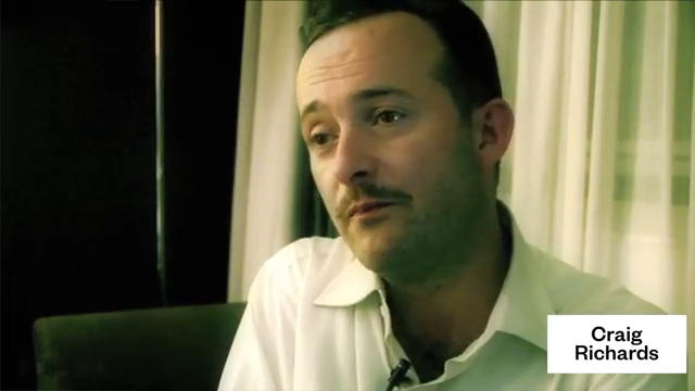 Und seine Art, die Menge zu bewegen, besteht darin, sie in seine Welt zu holen, denke ich.