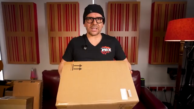 Es passiert nicht oft, dass ich so ein futuristisches Stück Synthesizer-Technologie in den Händen halte.