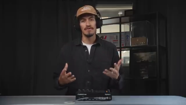 Der Comb Positive Filter nutzt positives Feedback, um metallisch klingende, tonhöhenbezogene resonante Obertöne zu erzeugen.