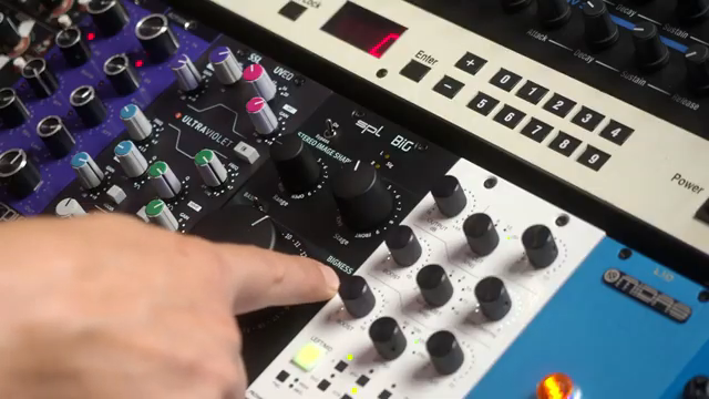 Natürlich gibt es den Big-Knopf, der von min bis max geht. Da steht einfach nur Bigness drauf, was echt cool ist. Ich liebe das.