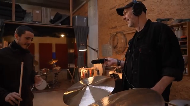 Es klingt wirklich wie eine Stimme in der Ferne, die ahh macht.