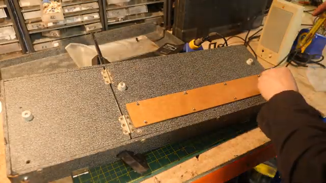 Wie ihr innen gesehen habt, ist es offensichtlich ein monophoner Synthesizer – so eine Art Solo-Symphonie, und er macht das ziemlich gut.