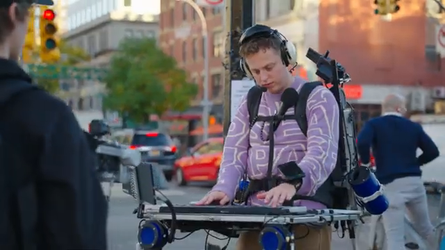 Ich mache Musik draußen auf der Straße mit Fremden.