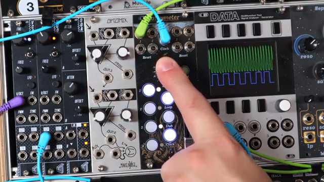 Wir können das wie einen groben VCO nutzen, wenn wir sagen, dass das geclockt ist und dieses blaue Signal – Square Wave vom Oszillator –…
