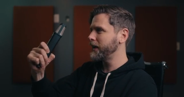 Wenn du das bei deinem Sänger bemerkst, nimm einfach das Mikrofon, geh ein Stück höher und neige es nach unten.