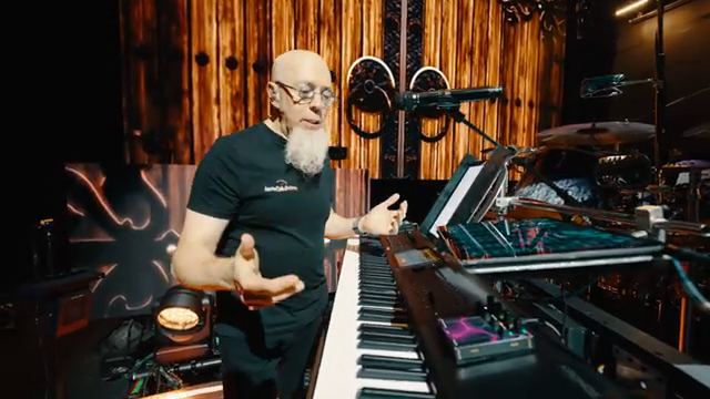 Ich gehe jeden Abend auf die Bühne und bin sehr stolz darauf, den Kronos zu spielen, auch weil der Kronos mir im Grunde alles bietet, was…