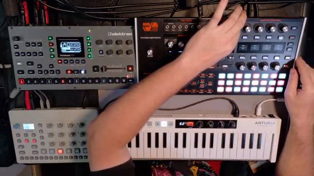 Wir machen jetzt einen dronigen, texturierten, sich entwickelnden Patch, der als Hintergrund für den gesamten Jam, Beat, Song, wie auch…