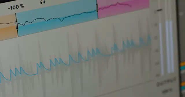Zusammen sorgen diese beiden Sends dafür, dass das Arrangement zusammengehalten wird und den letzten Punch und Zusammenhalt bekommt.