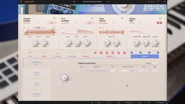 Zum Beispiel könnte man ein Makro zuweisen, das gleichzeitig Filter-Cutoff und Reverb steuert, um Live-Anpassungen zu erleichtern.