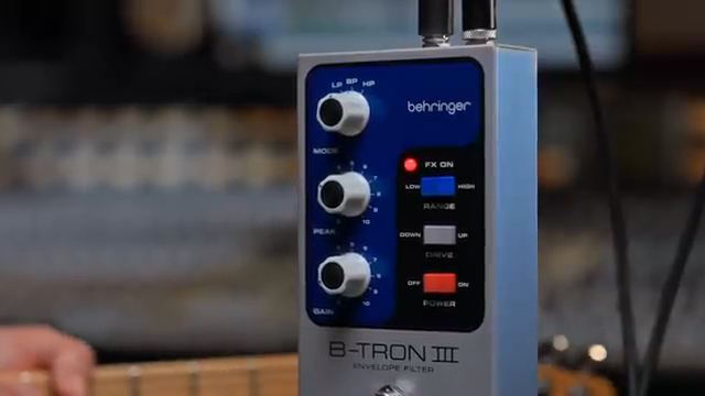 Damit hast du Zugriff auf drei verschiedene Modi. Position eins ist ein Lowpass-Filter und funktioniert richtig gut auf Bass.