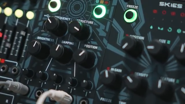 Hinter seiner schlichten Fassade verbirgt sich eine ganz neue Klangdimension, direkt unter der Oberfläche.