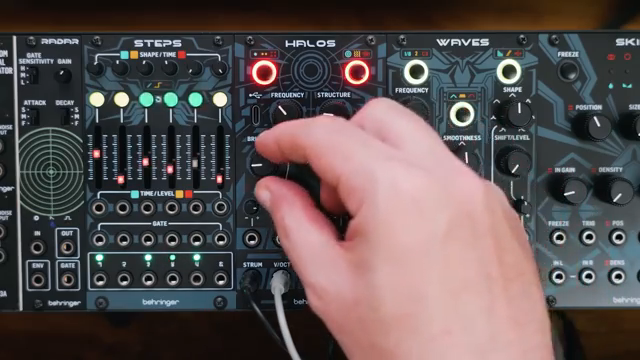 Es gibt drei eingebaute Spezialeffekte dazu, was ziemlich cool ist, und es ist lose an die Roland RS09 String Machine von 1978 angelehnt.